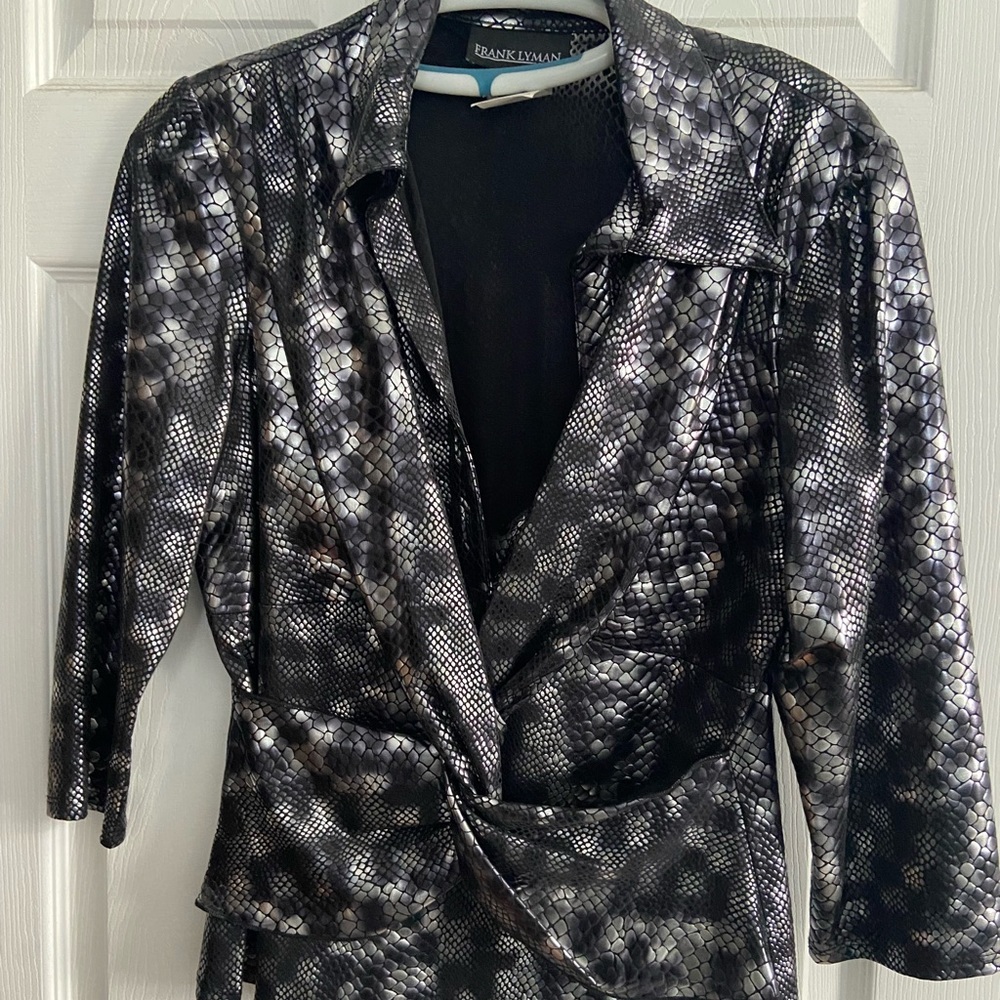 Women’s Frank Lyman top black/silver snake skin print